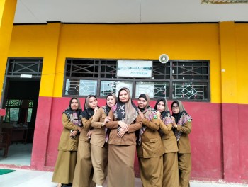 foto hari pertama di semester genap tahun 2025